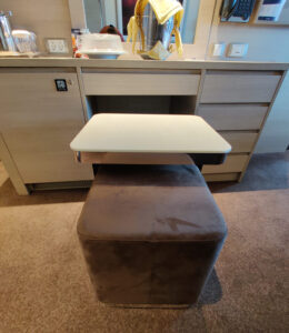 Tisch und Hocker