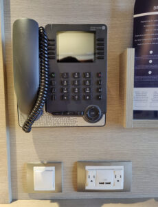 Telefon und Steckdosen