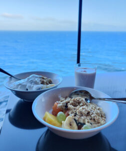 Frühstück mit Aussicht auf Meer