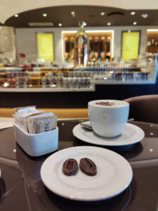 und ein Cappuccino