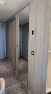 raumhoher Spiegel