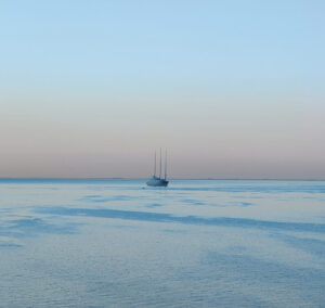 vor Triest liegt die Superyacht A