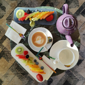 Obstteller und Cappuccino