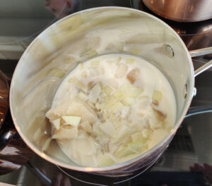 Stockfisch in Milch, Wasser, Zwiebeln, Knoblauch kochen