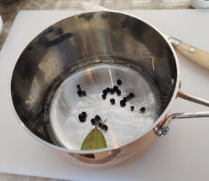 Sud aus Weißwein, Weißweinessig, Zucker, Lorbeerblatt, Wacholderbeeren, Pfeffer einreduzieren