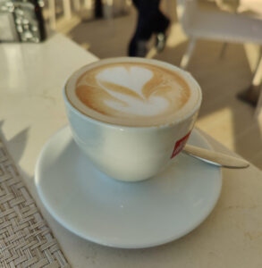 ein liebevoll gemacher Cappuccino