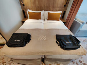 Doppelbett mit Rucksäcken