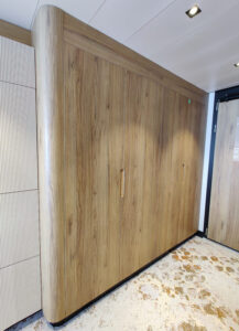 viertüriger Kleiderschrank