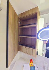 Spiegelschrank mit Ablagen