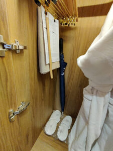 Schuhlöffel, Wäschesack, Regenschirm, Slipper