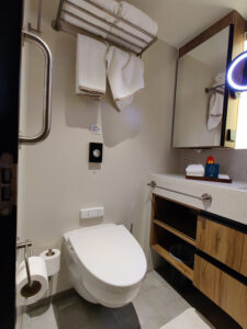 Toilette mit Handtuchrack