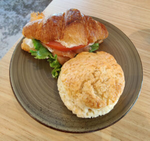 Lachscroissant und Scone