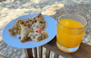 Lokale Snacks und Mangosaft