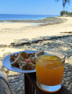 Lokale Snacks und Mangosaft
