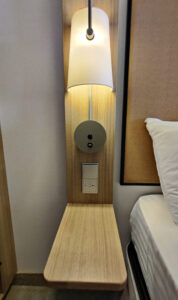 eine Ablage, 110 V, USB-A links