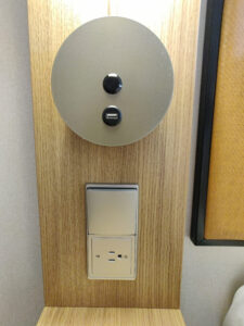 eine Ablage, 110 V, USB-A links