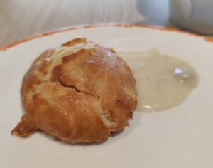 Biscuit mit Gravy