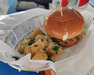 Smash Burger mit Tater Tots