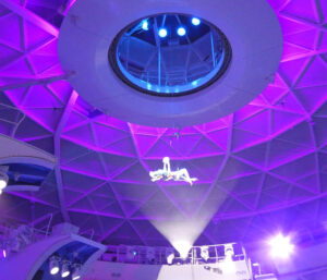 der Ball fliegt ein