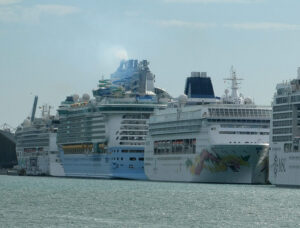 Icon of the Seas und Norwegian Pearl
