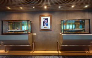 gegenüber der Explorer´s Lounge