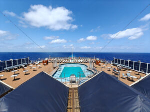 Blick über den Sea View Pool
