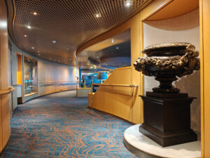 gegenüber der Explorer´s Lounge