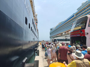 lange Schlange beim Boarding
