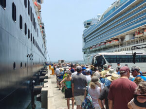 lange Schlange beim Boarding