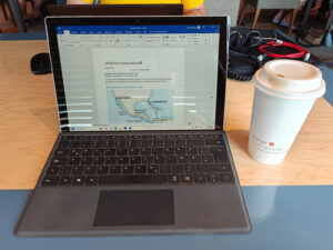 Arbeiten mit einem Iced Hazelnut Mocha