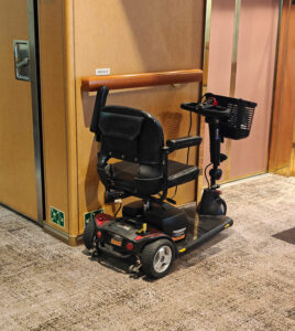 Scooter im Aufzugsbereich