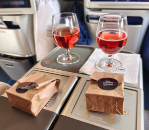 Avionic Cocktail und Nüsse