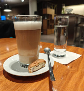 Latte Macchiato in der Lounge