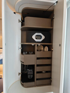 Barschrank mit Safe
