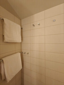 beheizte Wand mit Handtuchstangen und vier Haken