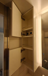 Schrank links mit US-Steckdosen