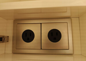 Schrank links mit US-Steckdosen