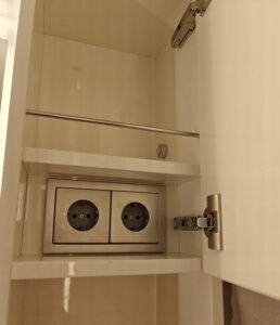 Schank rechts mit EU-Steckdosen