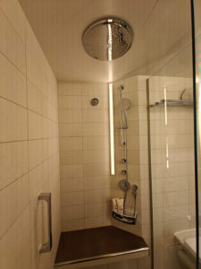 Dusche mit Sitzbank