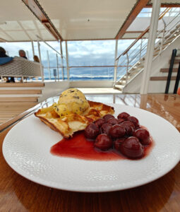 eine Waffel am Pool Deck