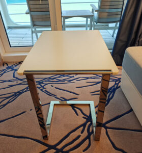 Tisch in hoher Position