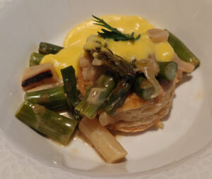 Ragout Fin von weißen Spargel und Schwarzwurzel