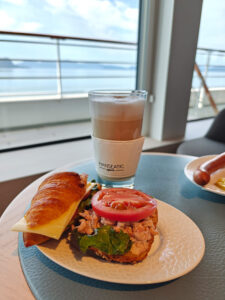 Snack in der Oberservation Lounge