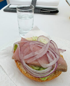 Matjesbrötchen mit Doppelkorn
