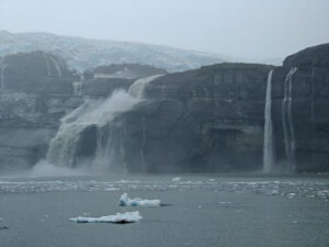 Wasserfälle beim Guyot Glacier