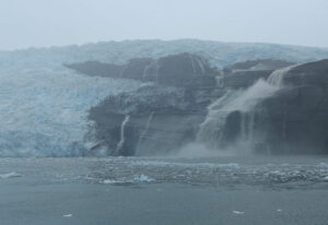 Wasserfälle beim Guyot Glacier