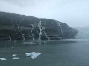 Wasserfälle beim Guyot Glacier