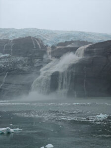 Wasserfälle beim Guyot Glacier