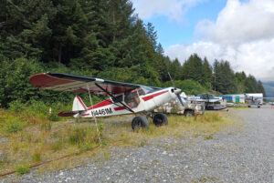 auf der anderen Straßenseite stehen die Flugzeuge