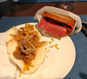 Philly Cheese Steak Sandwich und Pastrami Sandwich
